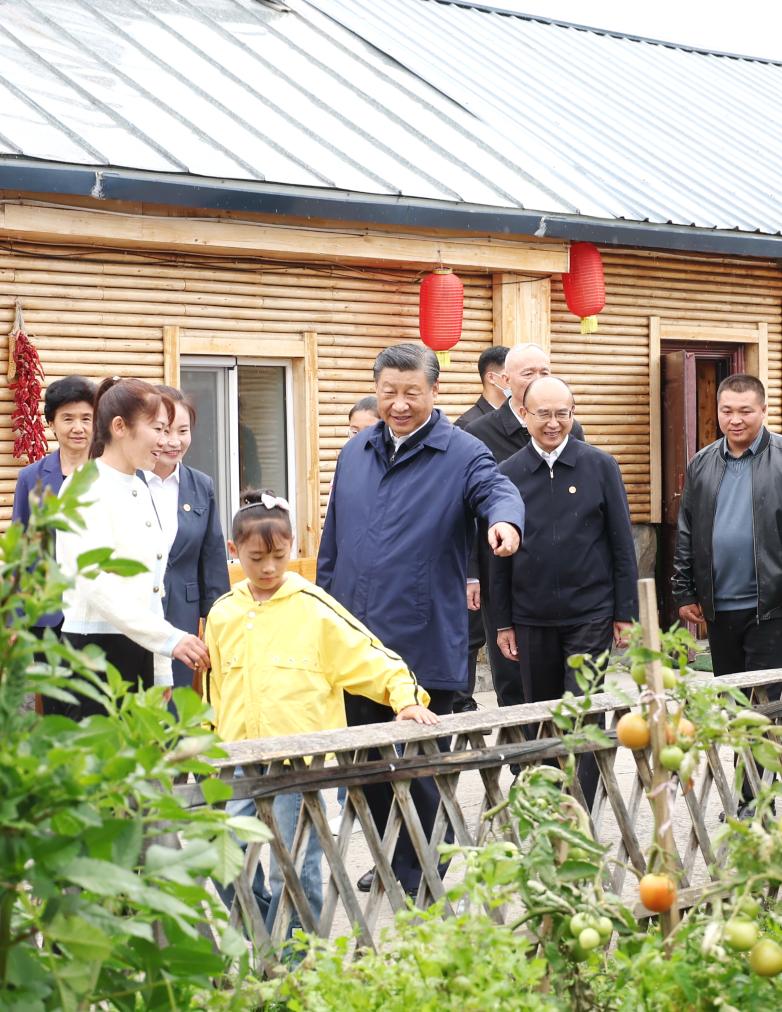 2023年9月6日下午,习近平总书记在黑龙江大兴安岭地区漠河市北极村村民史瑞娟家的民宿小院考察。新华社记者 鞠鹏 摄