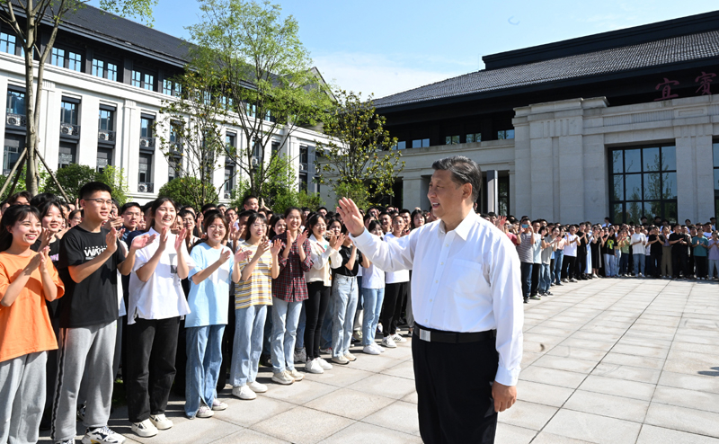 2022年6月8日,习近平总书记在宜宾学院考察时,向师生们挥手致意。