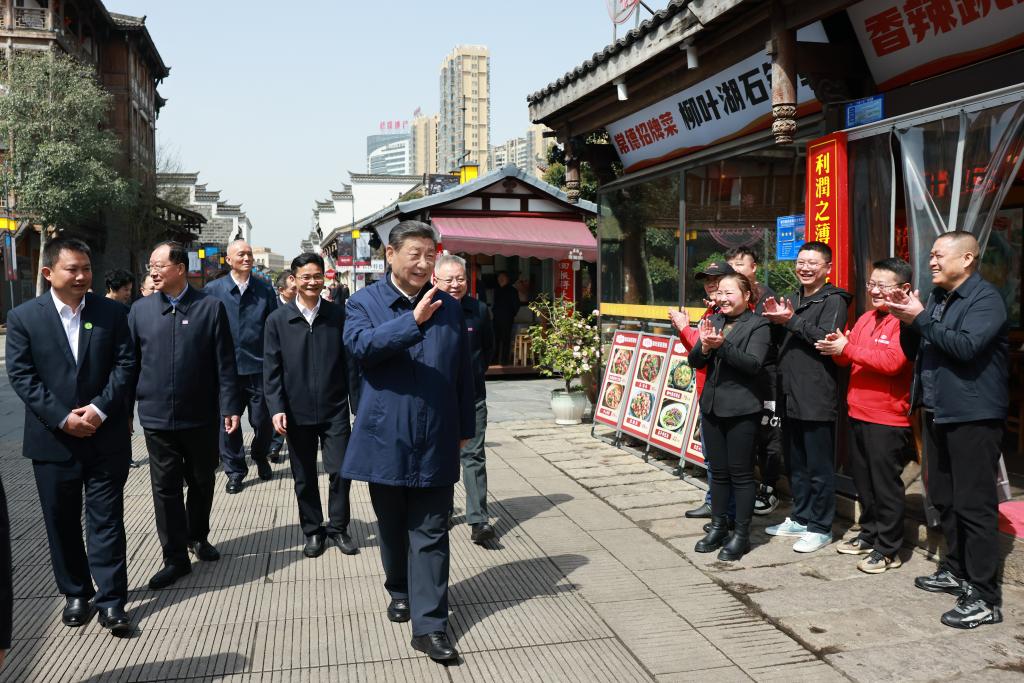 　　2024年3月19日上午，习近平总书记在湖南常德河街考察时，同店主和游客亲切交流。新华社记者 王晔 摄